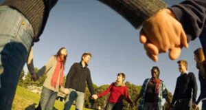 Başka İnsanlarla Bağlı Hissetmek